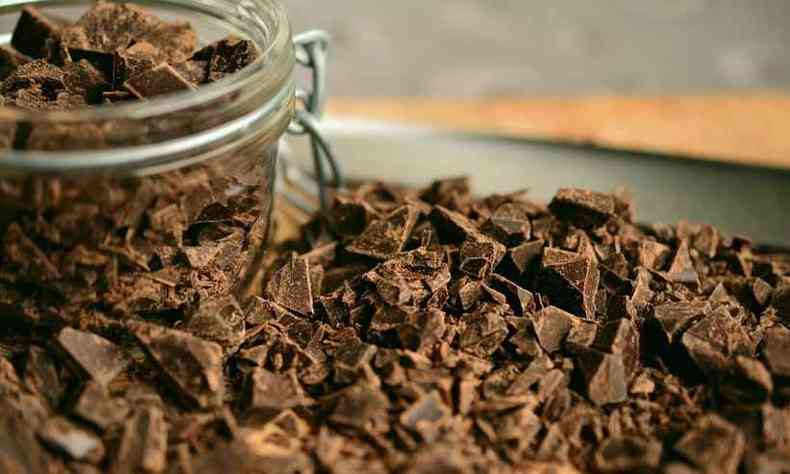 O chocolate amargo  um dos alimentos includos na dieta Sirtfood por sua funcionalidade como ativador de sirtunas(foto: Divulgao)