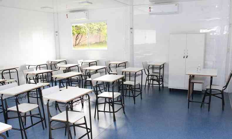 Sala modular com carteiras em escolas municipais 