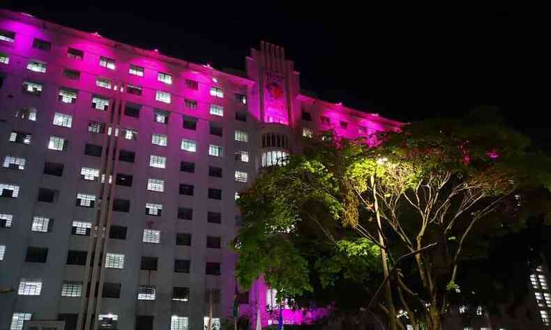 Fachada da Santa Casa de BH iluminada com luzes rosas em apoio  Campanha do Outubro Rosa(foto: Reproduo/Comunicao Institucional da Santa Casa BH - 2/10/2020)
