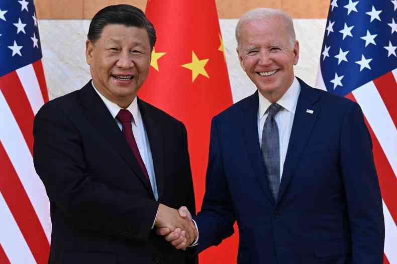 Xi Jinping e Biden apertam as mos e sorriem