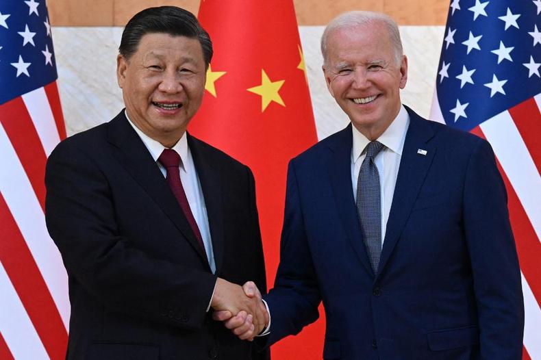 Xi Jinping e Biden apertam as mãos e sorriem(foto: SAUL LOEB / AFP) Xi Jinping e Biden apertam as mãos e sorriem