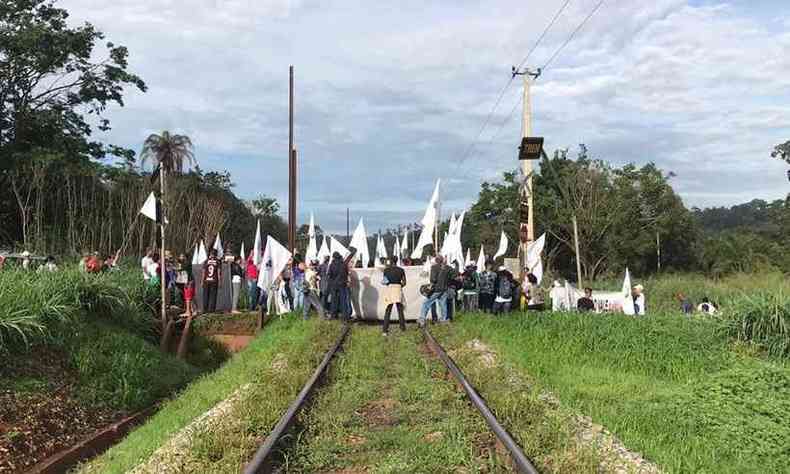 Mineradora Vale afirma que no usa mais a linha frrea em Mrio Campos, onde o protesto ocorre(foto: MAB/Divulgao)