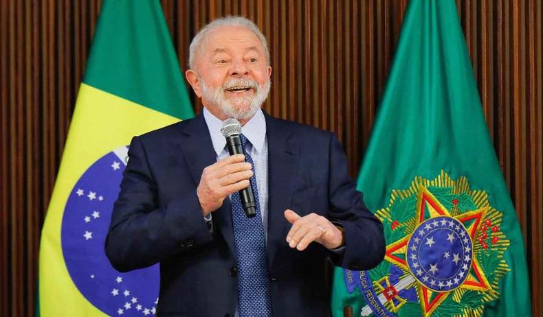 (foto: Sergio Lima/AFP) Lula falando ao microfone
