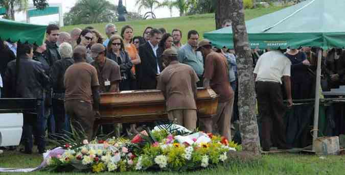 Sepultamento ocorreu no Cemitrio Parque Renascer, em Contagem(foto: Paulo Filgueiras/EM DA Press)