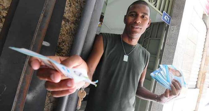 Elielson Alves dos Santos distribui panfletos de servios odontolgicos (foto: Euler Jnior/EM/D.A Press)