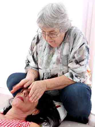 A terapeuta transpessoal María de La Luz Dias pratica a linha de reiki mais antiga, vinda do Japão(foto: Jair Amaral/EM/D.A Press %u2013 19/9/19)