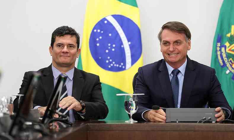 Jair Bolsonaro e Sergio Moro sorrindo