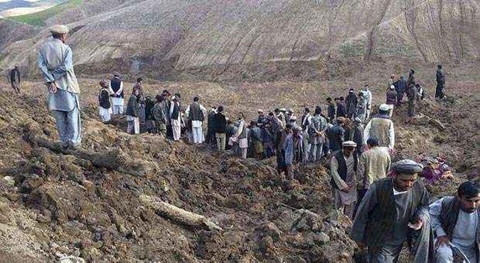 Moradores de vilarejo na prov�ncia de Badakhshan fazem buscas. Mais de duas mil pessoas est�o desaparecidas e podem estar presas debaixo da terra(foto: Stringer/REUTERS)