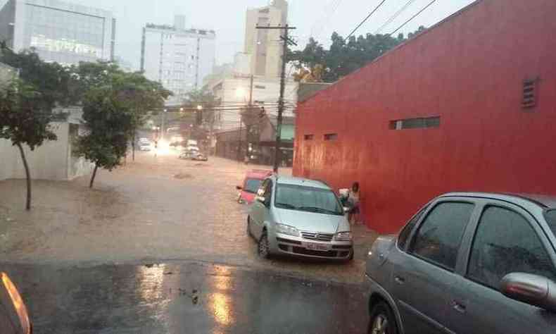 Chuva nas avenidas Silva Lobo e Barão Homem de Melo (foto: Ruth Soares)