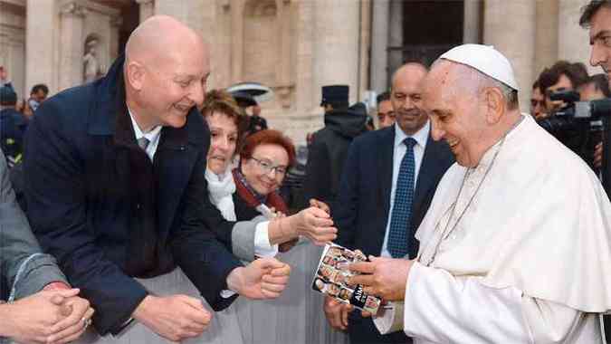 Daniel Pittet entrega ao papa Francisco um exemplar do livro no qual conta os abusos semanias que sofria de um padre(foto: Divulgao)