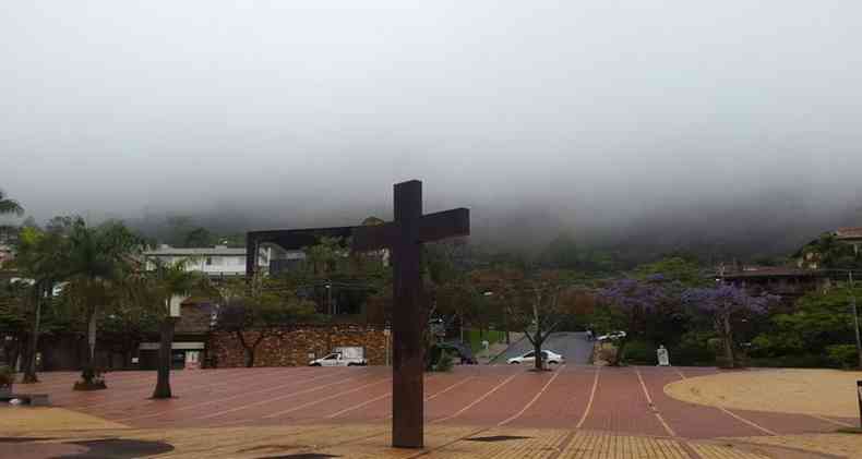 Quinta-feira amanhece com neblina na Praa do Papa(foto: Edsio Ferreira/EM/D.A. Press)