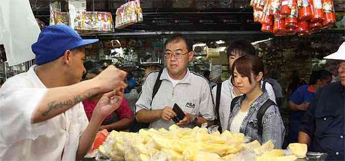 Trs turistas japoneses, aparentemente pai e filhos, andavam apressadamente pelos corredores do Mercado Central quando foram atrados por uma banca de abacaxi. Mmica para l, tentativa de falar portugus para c, e o trio consegui comprar o que lhe apetecia. %u201CMais ou menos d para entender, no pode deixar de vender%u201D, afirma, satisfeito, o dono da loja Hrcules Batista, de 46 anos, que ao fim da compra arriscou dizer um 