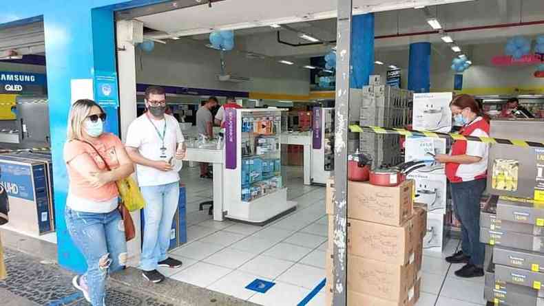Lojas atendiam de portas fechadas e reabriram imediatamente aps o novo decreto(foto: Magson Gomes/Terra do Mandu)