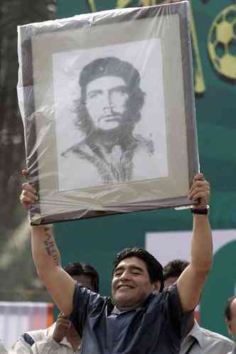 Admirador de Che Guervara, Maradona tatuou o revolucionrio em seu brao(foto: Parth Sanyal/AFP)