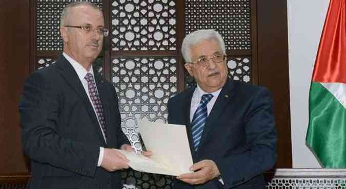 Presidente da Autoridade Palestina Mahmud Abbas (direita) em encontro com o primeiro ministro Rami Hamdallah (esquerda) para formao de novo gabinete(foto: AFP PHOTO/ PPO / THAER GHANAIM)