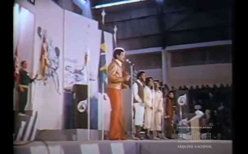 frame de vídeo mostra show do Simonal no palco do Minas Tênis Clube em 1971