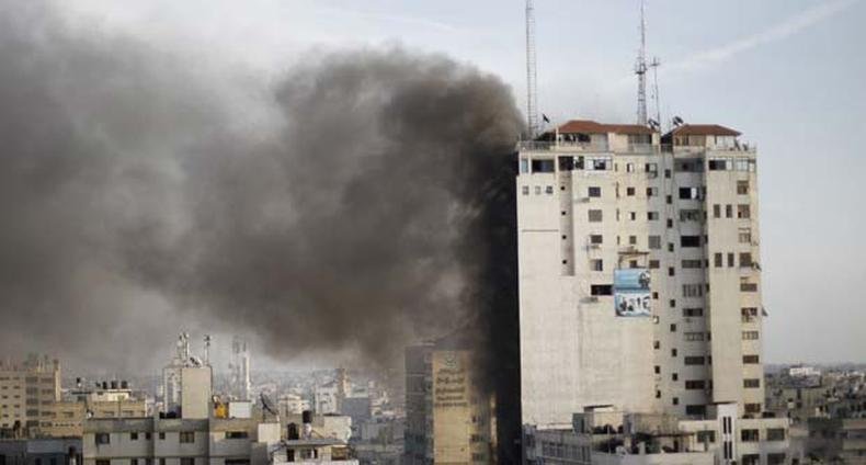 Fuma�a � vista ap�s um ataque a�reo israelense ter atingido um pr�dio que abriga escrit�rios de m�dia na Cidade de Gaza (foto: REUTERS/Ahmed Jadallah)
