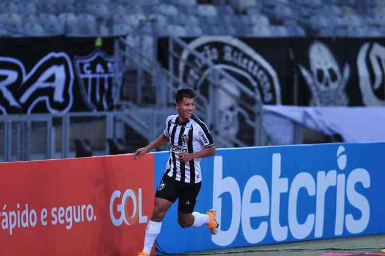 Alan Franco marcou os dois primeiros gols do Atltico em vitria no Mineiro(foto: Alexandre Guzanshe/EM/D. A Press)