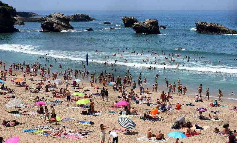 Franceses e turistas buscam as praias para aliviar o calor fortssimo que atinge a Europa(foto: FRANCK FIFE / AFP)