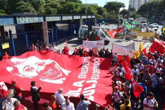 Manifestantes pr e contra Lula se enfrentaram na manh desta quarta-feira com vrias objetos, em especial pedras e garrafas(foto: Roberto Parizotti/ CUT)