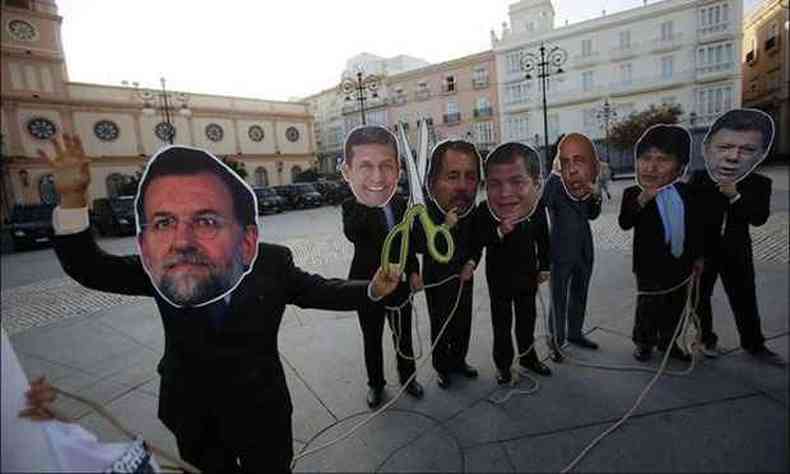 Manifestantes usam mscaras do primeiro-ministro Mariano Rajoy e os chefes de Estado das antigas colnias espanholas na Amrica Latina (foto: (Rafael Marchante/Reuters))