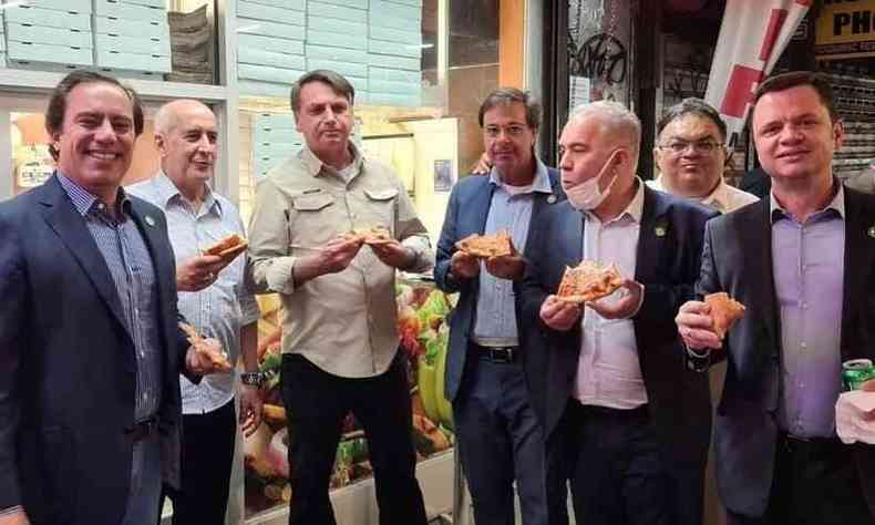 Comitiva do presidente Jair Bolsonaro (sem partido) comendo pizza na calada de Nova York