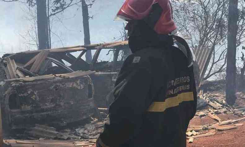 Bombeiros no tiveram como evitar que carros fossem destrudos(foto: Corpo de Bombeiros/Divulgao)