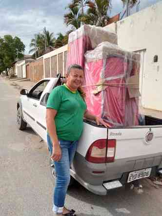 A empresria Maria Snia usa uma caminhonete para fazer a entrega dos produtos vendidos anteriormente nas visitas(foto: Arquivo Pessoal )