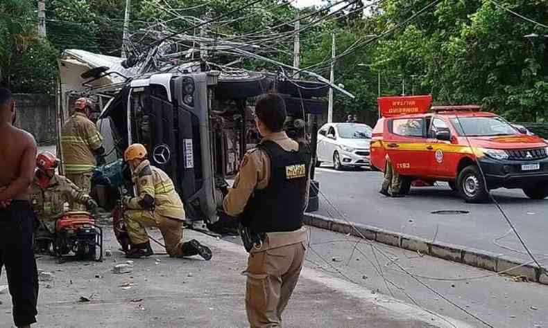 caminho tombado em rua prxima  estao do Metr Jos Cndido da Silveira