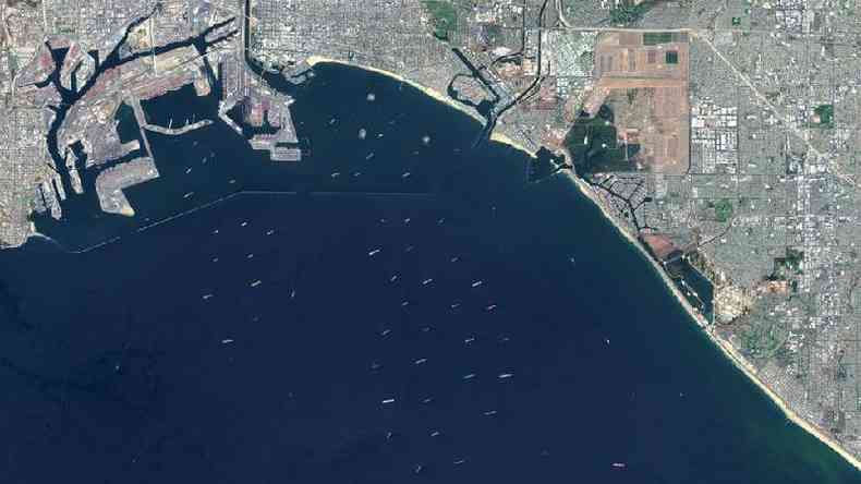 Imagem de satélite mostra navios enfileirados perto dos portos de Los Angeles e Long Beach