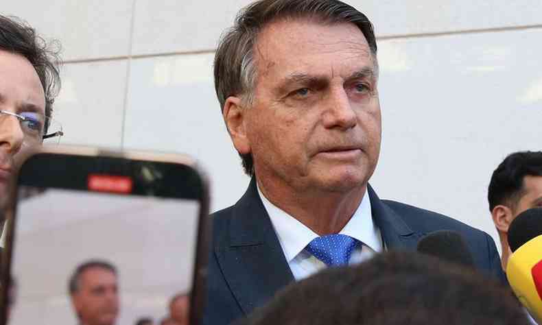 Braslia (DF) 12/07/2023 - O ex-presidente Jair Bolsonaro fala com jornalista aps depoimento no inqurito que investiga uma tentativa de golpe de Estado que teria sido articulada pelo senador Marcos do Val (Podemos-ES) 