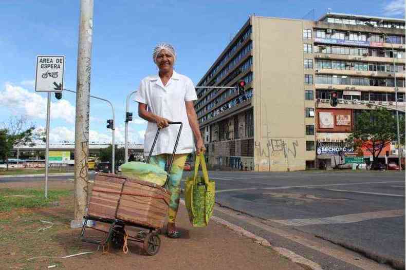 Sem trabalho, Edileuza da Silva passou a vender lanches para sobreviver e s pode voltar para casa com toda a produo faturada(foto: Marlia Lima/CB/D.A Press - 28/11/18)