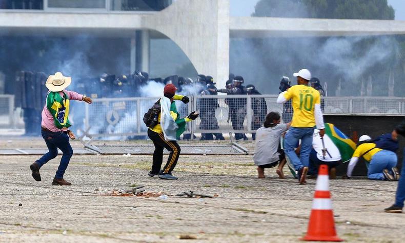 Ataque as sedes dos trs poderes 
