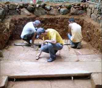 Voluntrios encontraram o piso original da capela numa propriedade particular(foto: ADRIANA ZIM/DIVULGAO )