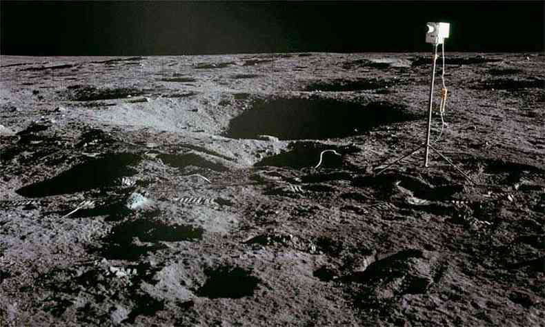 Foto da Nasa mostra uma cmera deixada pela tripulao da Apollo 12 durante a aterrissagem na lua 19 e 20, em 1969(foto: Nasa/AFP)