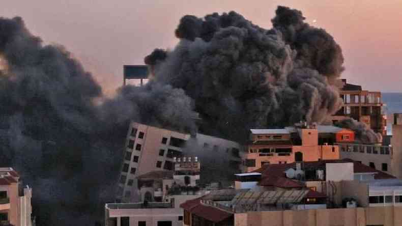Bombardeio israelense destruiu uma torre de 12 andares, que abrigava escritrios do grupo Hamas(foto: AFP)