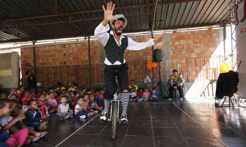 Crianas assistem apresentao teatral na Creche Madre Garcia(foto: Edsio Ferreira/EM/DA Press)