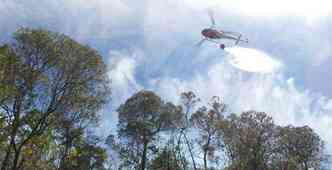 Helicptero da corporao lana gua sobre o fogo na Serra do Curral(foto: Gladyston Rodrigues/EM/DA Press)
