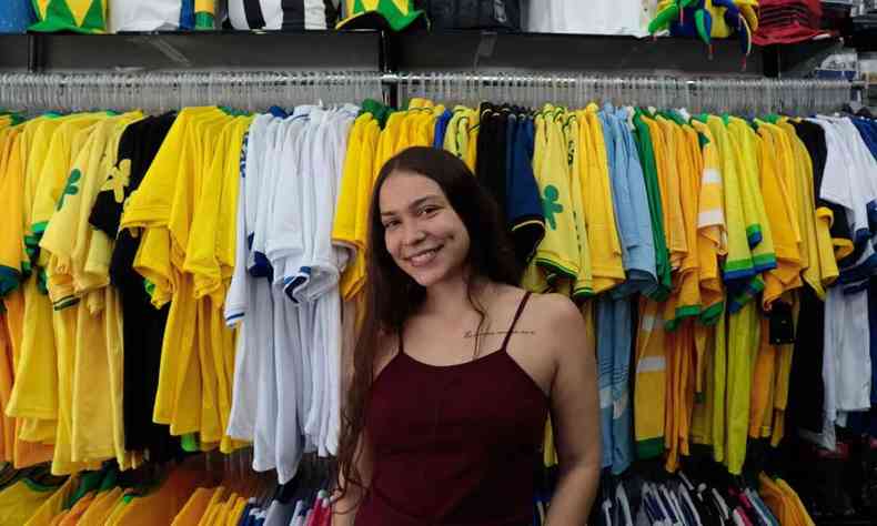 Uso político da camisa da Seleção faz torcedor buscar outras cores -  Politica - Estado de Minas