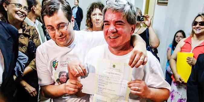 Noivos Mario Grego e Gledson Perrone oficializam unio gay na manh deste sbado (foto: William Volcov/Brazil Photo Press/Folhapress)