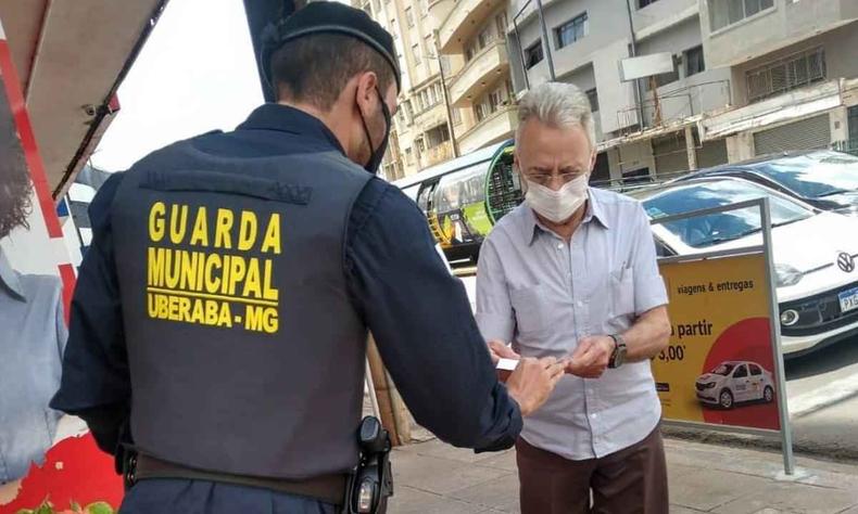 Guarda Municpal atendendo um idoso