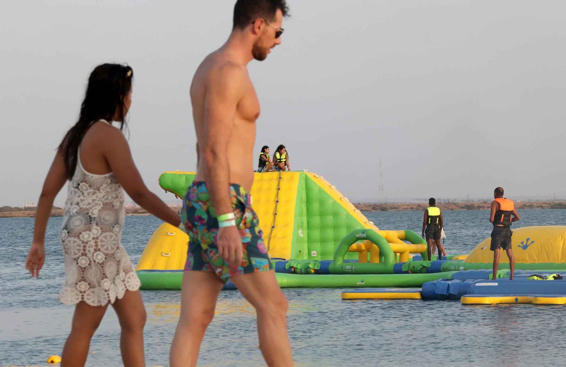 'Beach party' na Arábia: biquínis, bebidas sem álcool e sem segregação