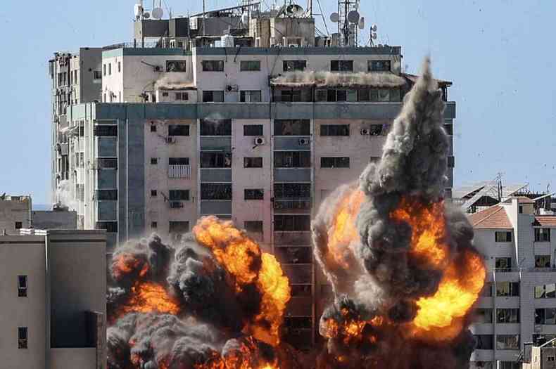Composto de 13 andares, Jala Tower, edifcio em em Gaza, era usado por veculos de imprensa(foto: MAHMUD HAMS / AFP )