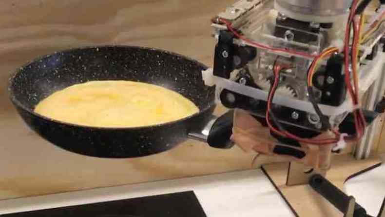 Chef rob cumpre todas as etapas do preparo e muda verses da omelete: agilidade motora fina combinada com otimizao