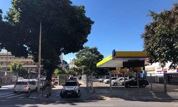 PM faz a segurança de posto na Rua da Bahia com Tupinambás, no Centro de BH. Fila de carros era pequena no meio da manhã(foto: Fred Bottrel/EM/DA Press) PM faz a segurança de posto na Rua da Bahia com Tupinambás, no Centro de BH. Fila de carros era pequena no meio da manhã(foto: Fred Bottrel/EM/DA Press)