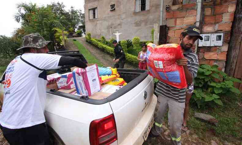 Distribuio de mantimentos e outros produtos para moradores de Brumadinho: representantes da prefeitura argumentam que controle rgido  necessrio(foto: Edsio Ferreira/EM/DA Press)
