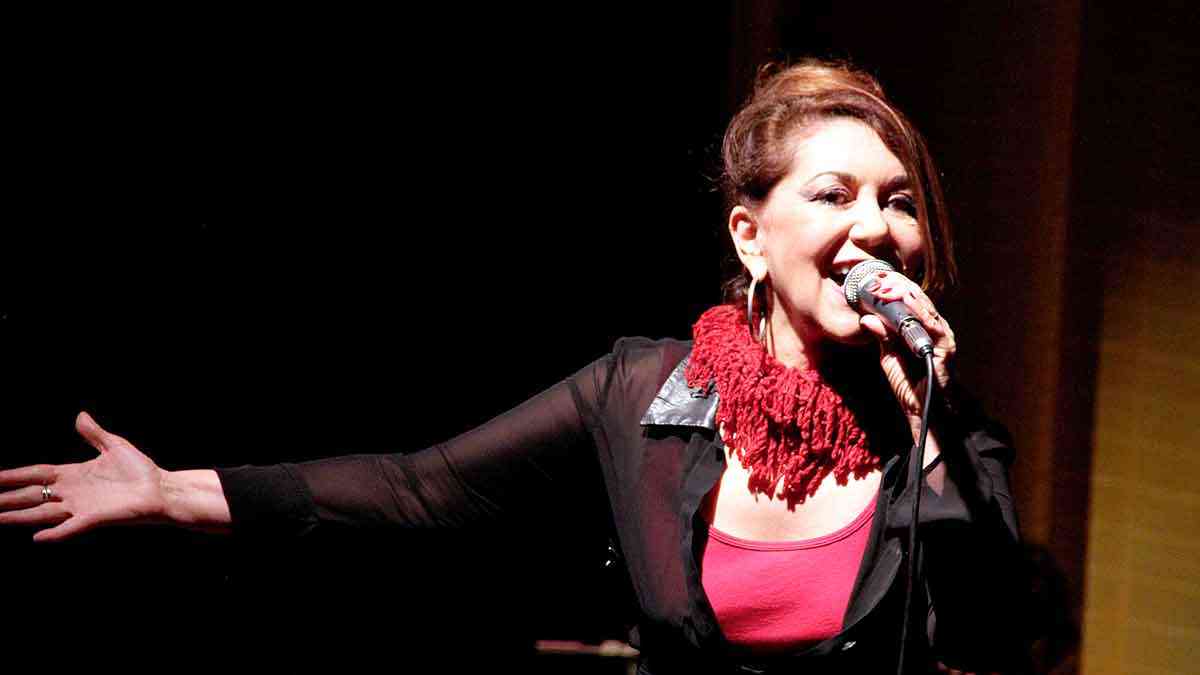 Vânia Bastos traz a Belo Horizonte o show 