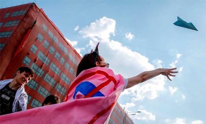 Uma mulher solta um avião de papel, símbolo do serviço Telegram, bloqueado pelo governo russo(foto: MAXIM ZMEYEV) Uma mulher solta um avião de papel, símbolo do serviço Telegram, bloqueado pelo governo russo(foto: MAXIM ZMEYEV)