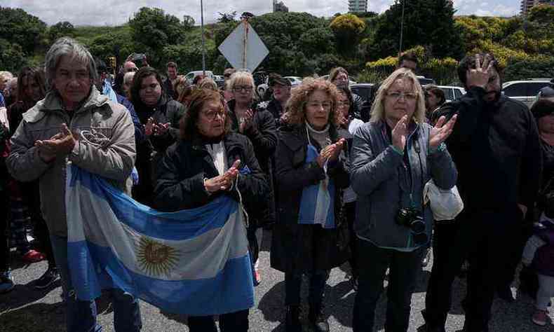 Familiares da tripulao esperam ansiosos por respostas na entrada da base da Marinha argentina, em Mar del Plata(foto: EITAN ABRAMOVICH/AFP )