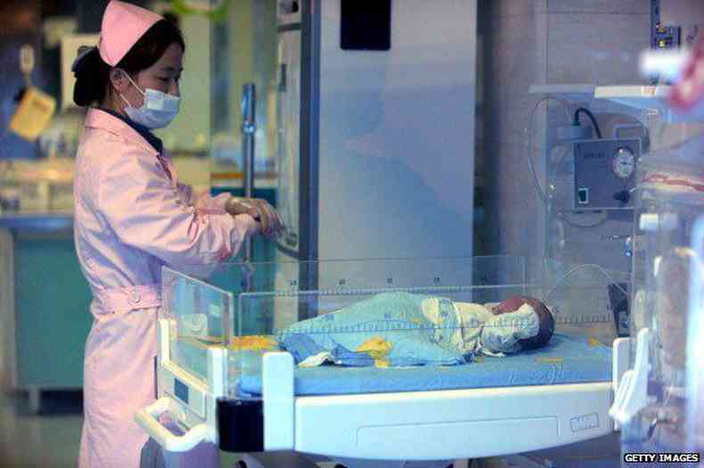 Na China, sequestro de bebs  um problema h dcadas. Na foto, enfermeira cuida de beb resgatado em Sichuan, 2012(foto: Getty Images)